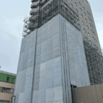 高層建築足場施工　岡村総建