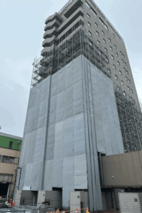 高層建築足場施工　岡村総建