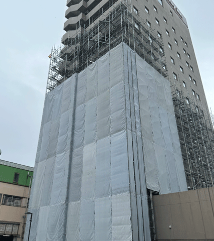 高層建築足場施工　岡村総建