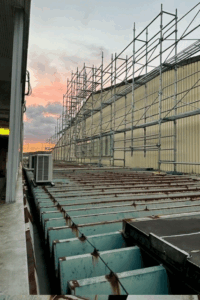 屋根上足場施工岡村総建
